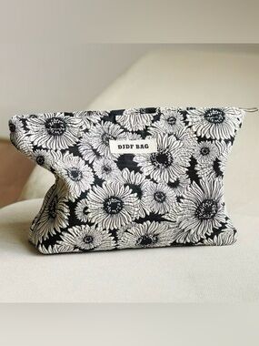 NEW Floral Makeup Bag Travel Cosmetic Pouch Organizer Black White Daisy Zipper